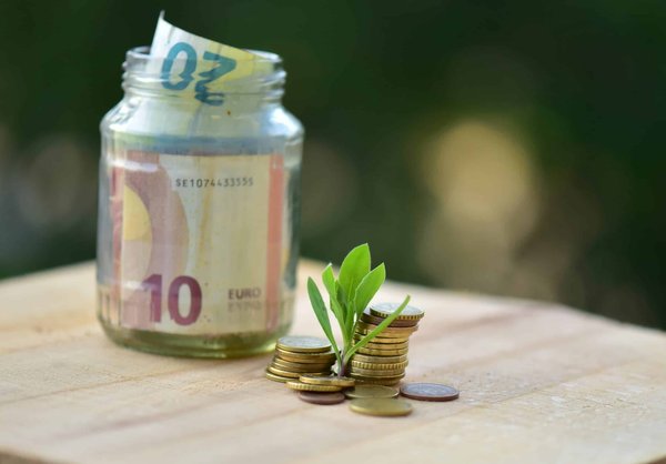 Quelles sont les astuces pour faire des économies en planifiant des vacances de dernière minute ?